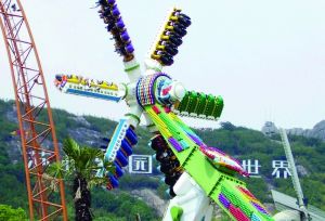 3月28日零點(diǎn)剛過(guò)幾分鐘，上海迪士尼6月16日開園日的門票就宣告售罄，巨大的訪問(wèn)量一度導(dǎo)致票務(wù)系統(tǒng)出現(xiàn)間歇性故障，被網(wǎng)友調(diào)侃“激烈程度堪比春運(yùn)”。網(wǎng)上甚至有“黃牛”將一張開園門票炒到幾千元。