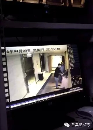 一女子在酒店被陌生男子拖拽。    視頻截圖