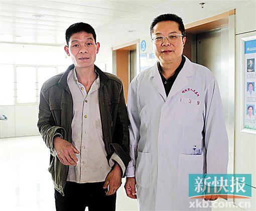 黃式水與增城區(qū)人民醫(yī)院醫(yī)生合影。 通訊員供圖