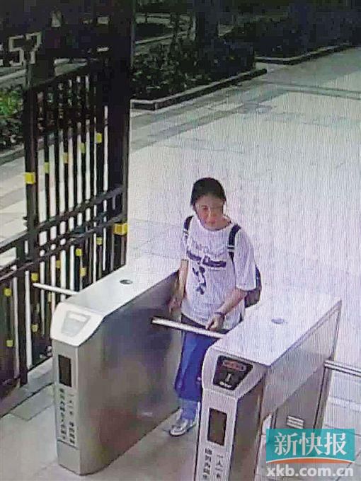 小區(qū)監(jiān)控拍到,保姆“李晴”于14日下午1時55分背著官女士的背包離開。均為當(dāng)事人供圖