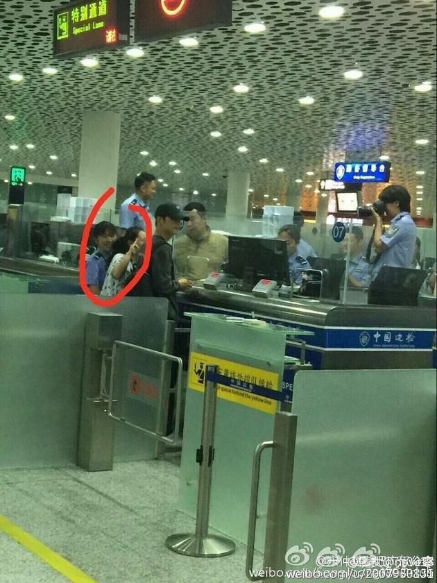 網(wǎng)友在得知此事后，紛紛炮轟上傳照片的人，認為該舉動嚴重侵犯了一人的隱私，涉嫌犯罪