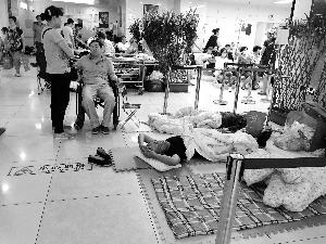 協(xié)和醫(yī)院門外商販出租的床，12小時(shí)500元。