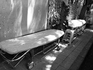 天壇醫(yī)院外商販出租的床，一天350元。汪慧賢/攝