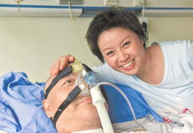 一年多來(lái)，楊曉華陪伴著臥病在床的男友，一日三餐悉心照料，毫無(wú)怨言。