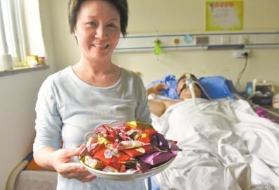 下周三兩人有望拿到結(jié)婚證，21日，喜氣洋洋的楊曉華已經(jīng)準(zhǔn)備好了喜糖。