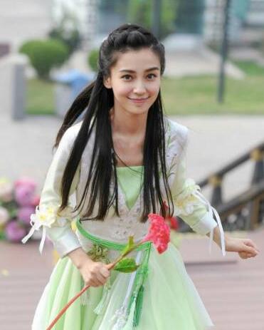 但是和倪妮站在一起，黑了一個(gè)色號(hào)，整個(gè)人都有點(diǎn)黯淡了。