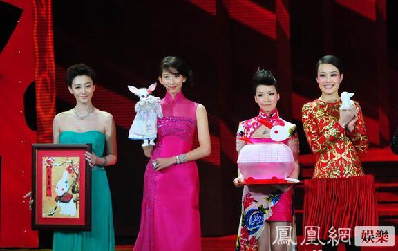 一直覺得長(zhǎng)得奇怪的景甜，跟劉天仙的合影，竟然還不錯(cuò)。