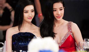 除了白，在合影中還有另外一個(gè)制勝法寶，就是——高。