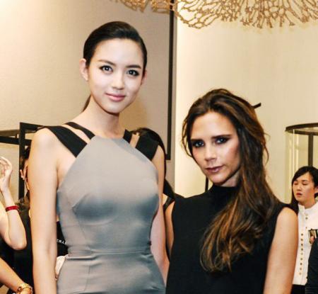 你說那是因?yàn)樨惿┨?？那我們換個(gè)人看看？