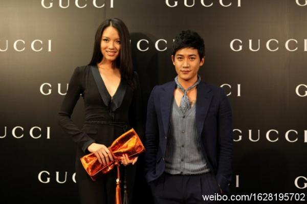 最右竟然是何韻詩，信號(hào)滿格……