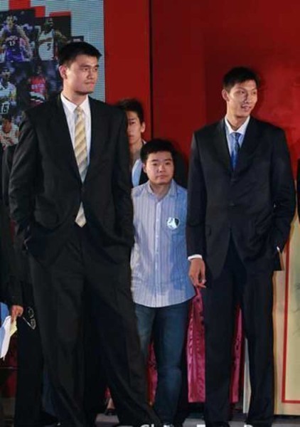 鄧超夫婦以及于嘉、林書豪，放在人群里都是不錯(cuò)的身高，顯然，他們選錯(cuò)了參照物。