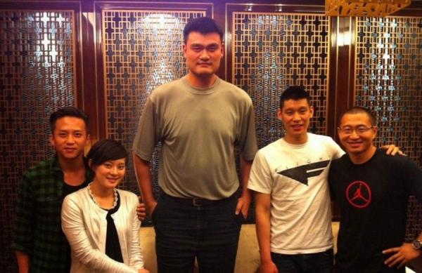 姚明+曾志偉，心疼兩人的脖子……