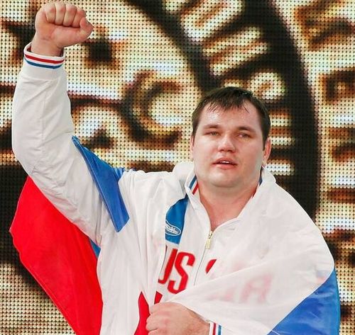 圖為2015年11月28日，阿列克謝·洛夫切夫在2015舉重世錦賽男子105公斤級頒獎儀式上慶祝。