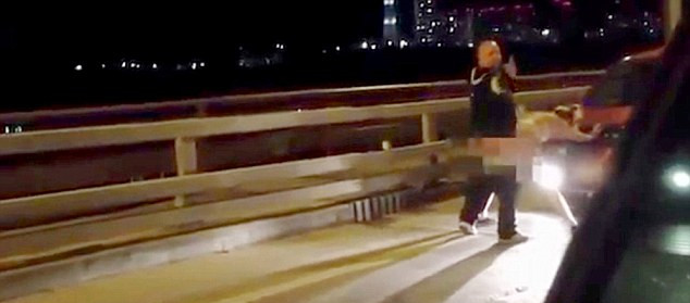 許多人拍攝到這對夫婦在引擎罩上“表達愛意”的方式，而男子甚至轉(zhuǎn)過頭來看鏡頭。（視頻截圖）