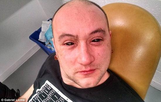 一支來自加州的研究團(tuán)隊(duì)研發(fā)了一種能使人類擁有夜視能力的藥水。該溶液由二氫卟吩e6與胰島素和生理鹽水混合而成。在往實(shí)驗(yàn)對(duì)象加西亞?里西納眼中滴入少量溶液之后，他的眼睛先是呈現(xiàn)全黑色，但在藥水被吸收之后即恢復(fù)正常。