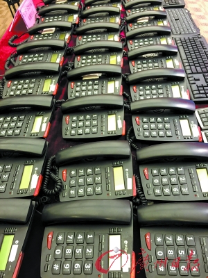 廣東警方展示偵破的跨境電信詐騙案中繳獲的作案電話。