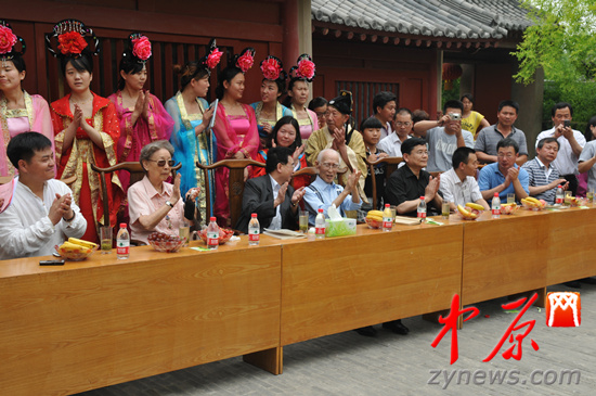 余光中、汪國真做客杜甫故里 共話詩圣家國情懷