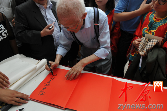 余光中、汪國真做客杜甫故里 共話詩圣家國情懷