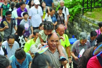 　　昨天不少老人帶著孫子孫女參加活動,明城墻對南京人而言,更多的是一種傳承。