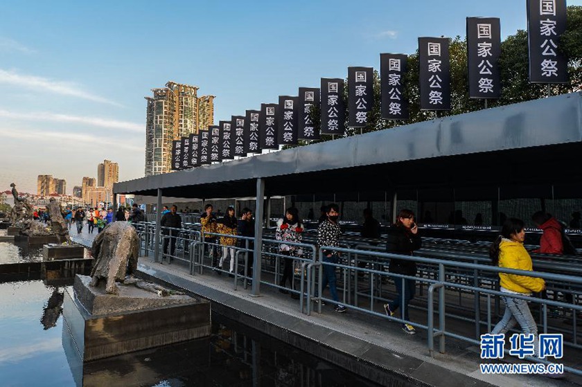 12月14日,觀眾排隊(duì)進(jìn)入侵華日軍南京大屠殺遇難同胞紀(jì)念館參觀。新華社記者 沈鵬 攝