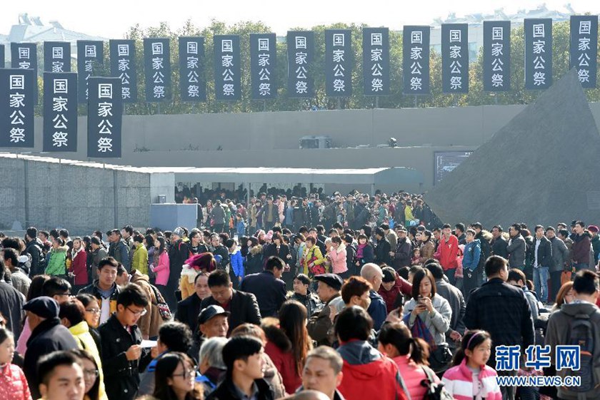 12月14日,參觀者在南京大屠殺遇難同胞紀(jì)念館參觀。　　新華社記者孫參攝