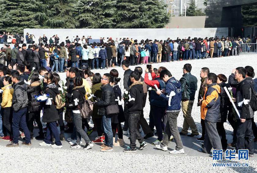  12月14日,參觀者在排隊(duì)進(jìn)入紀(jì)念館展館參觀。新華社記者孫參攝