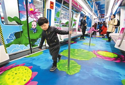 圖為試乘乘客流連忘返。