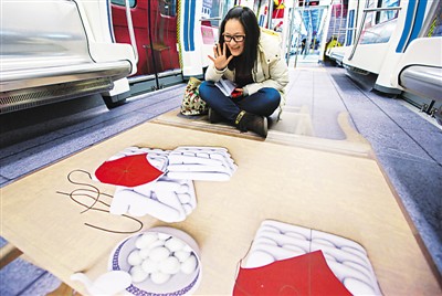 圖為試乘乘客流連忘返。