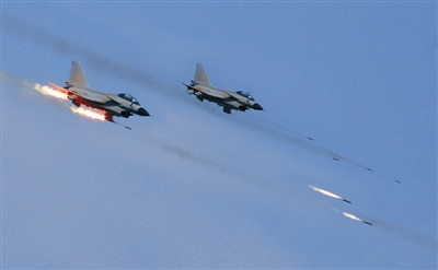 戰(zhàn)機(jī)對(duì)地攻擊。劉應(yīng)華攝