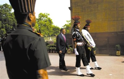 　　6日，帕內(nèi)塔在新德里。他在印度訪問時稱，美國愿意為印度提供最先進(jìn)的武器