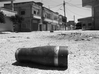 　11日，霍姆斯，政府軍和反對(duì)派武裝沖突過后留下一個(gè)彈殼。