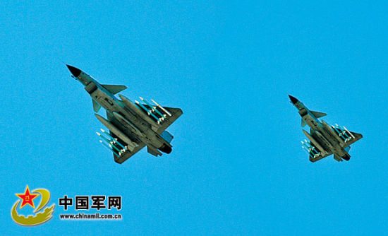 戰(zhàn)機(jī)升空開展對(duì)抗訓(xùn)練。肖燕錦攝