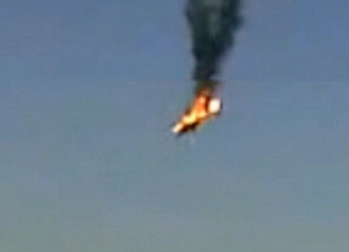 照片顯示直升機(jī)在空中被火箭擊中著火，然后墜落地面