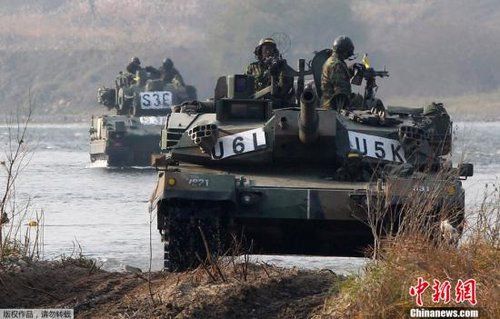 　資料圖：2011年11月2日，韓國(guó)軍隊(duì)在首爾東南100公里的驪州進(jìn)行軍事演習(xí)。