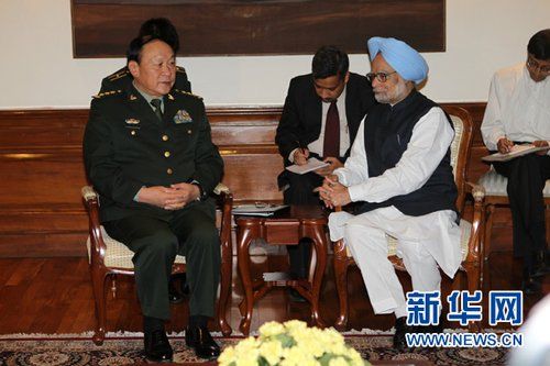 9月4日，在印度首都新德里的總理府，印度總理曼莫漢·辛格（右）會見中國國務委員兼國防部長梁光烈。