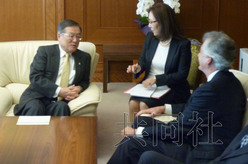 日本防衛(wèi)相森本敏(左)與美國副國務(wù)卿伯恩斯舉行會(huì)談