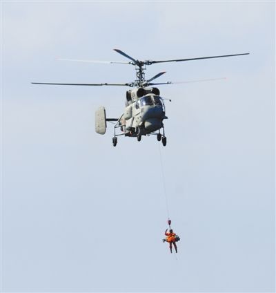 演習(xí)中，搜救直升機(jī)營救“落水人員”