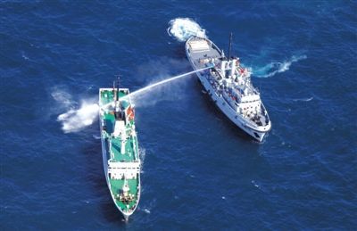 昨日，東海某海域，東海艦隊(duì)拖船使用高壓水炮為地方執(zhí)法船滅火