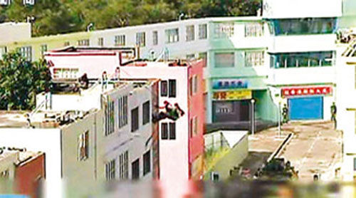 解放軍駐港部隊(duì)從屋頂游繩攻入建筑物。圖片來源：香港《文匯報(bào)》