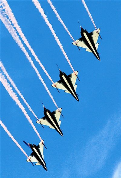 藍(lán)天為紙，6架紅藍(lán)涂裝的殲-10戰(zhàn)機(jī)縱情潑墨寫(xiě)意