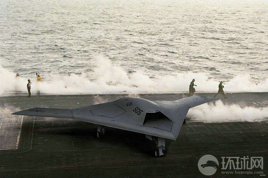 資料圖:X-47B無人機在林肯號航母上進行系統(tǒng)連接測試。 資料圖:X-47B無人機在林肯號航母上進行系統(tǒng)連接測試。