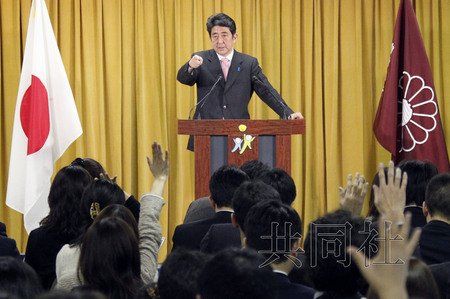 12月17日，日本自民黨總裁安倍晉三17日在黨總部會(huì)見(jiàn)記者，表示考慮與日本維新會(huì)和眾人之黨攜手修改憲法。