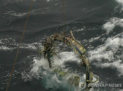 韓國(guó)防部23日表示，于本月21日又打撈了三塊朝鮮遠(yuǎn)程火箭“銀河3”號(hào)的殘骸，打撈地點(diǎn)在之前打撈一級(jí)火箭氧化劑桶附近1-2公里海域內(nèi)。（圖片來源：韓聯(lián)社）