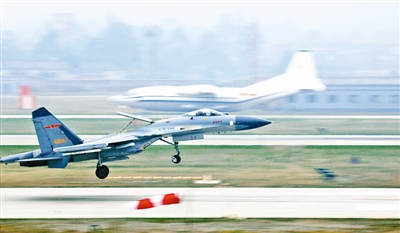 我軍多機(jī)種在雙跑道不間斷起降 放飛密度大增 我軍多機(jī)種在雙跑道不間斷起降 放飛密度大增