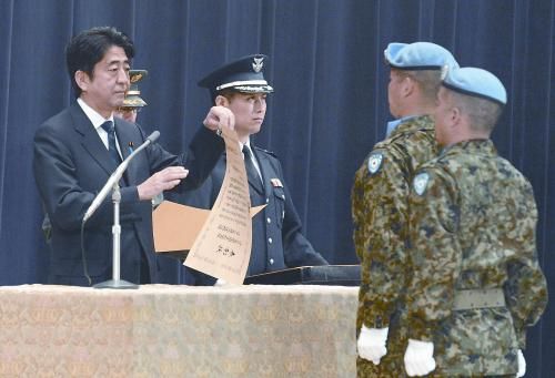 20日，日本首相安倍晉三向回國的戈蘭高地維和自衛(wèi)隊遞交政府獎狀。安倍在儀式上稱，近年“日本周邊的安全保障環(huán)境更加嚴(yán)峻”，為此將修改《防衛(wèi)計劃大綱》，進(jìn)一步加強(qiáng)日美同盟。