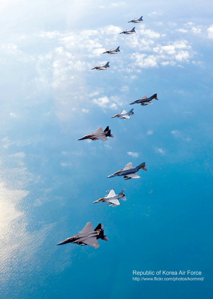 圖為韓空軍KF-16戰(zhàn)機(jī)、F-4戰(zhàn)機(jī)、F-15K兩代三型戰(zhàn)機(jī)編隊(duì)升空練作戰(zhàn)。