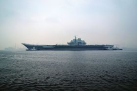 2月26日上午，中國海軍“遼寧艦”從大連港駛出，這是“遼寧艦”2013年首次出海。圖/CFP