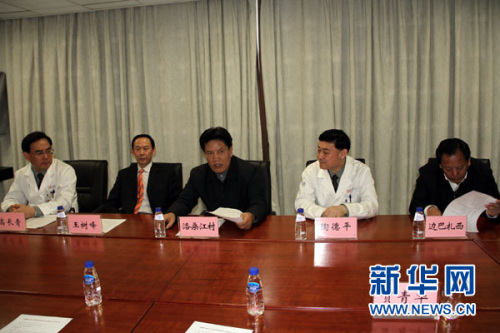西藏自治區(qū)政府主席洛桑江村(左三)、副主席邊巴扎西(右一)一行來到解放軍總醫(yī)院，向牽頭“慈善援藏”救助活動的解放軍總醫(yī)院醫(yī)護人員表達謝意并贈送牌匾。蔡琳琳 攝