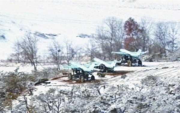 朝鮮公開的照片顯示，在三輛牽引車輛上各自搭載了一架無人機(jī)。