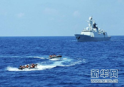 3月28日，十余名臨檢拿捕隊(duì)員從玉林艦出發(fā)，乘小艇駛向模擬可疑商船的艦只。